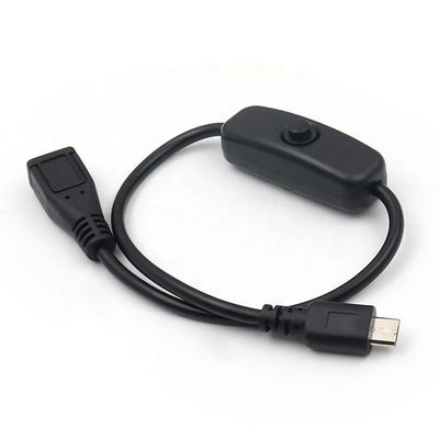 Мужчина-женщина на выключенный микро-USB расширительный кабель зарядки с переключателем